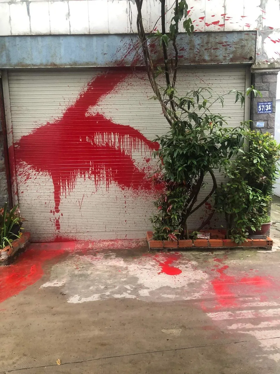 Căn nhà nơi cả 2 dùng sơn đỏ tạt. Ảnh: CHÍ THẠCH Căn nhà nơi cả 2 dùng sơn đỏ tạt. Ảnh: CHÍ THẠCH