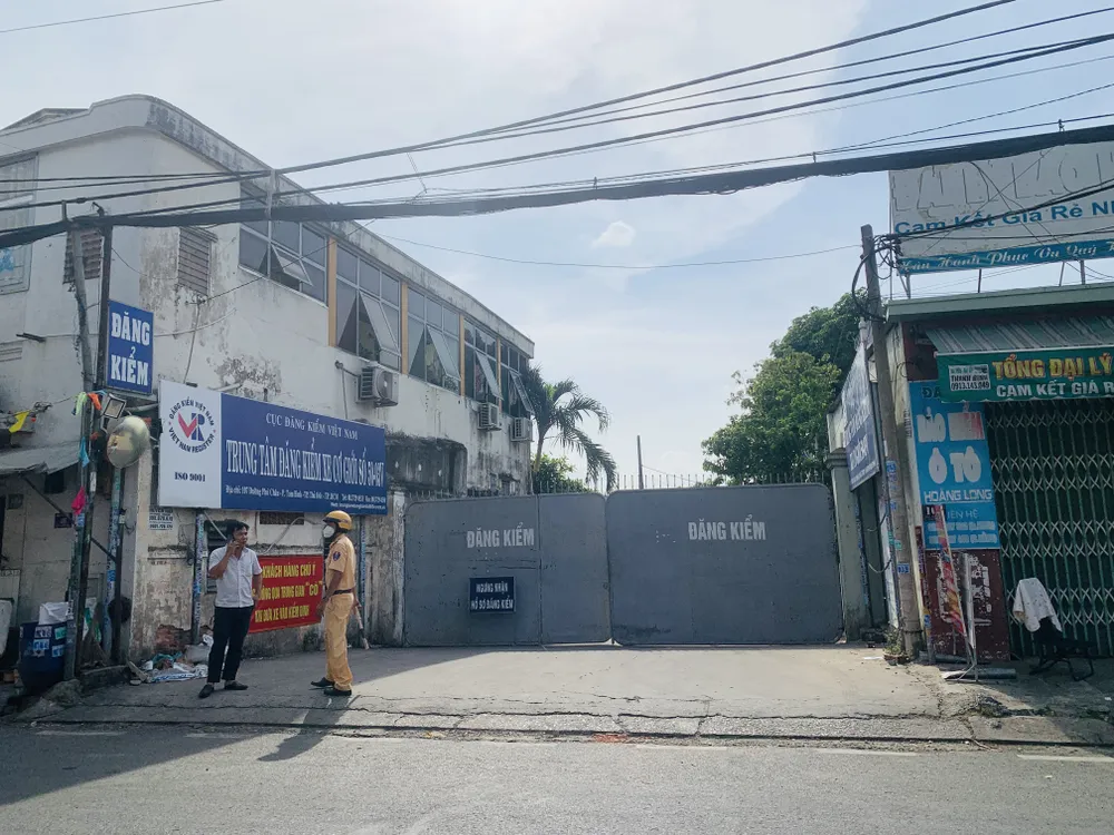 Công an phong tỏa khám xét Trung tâm đăng kiểm xe cơ giới 50-03V ở TP Thủ Đức. Ảnh: CHÍ THẠCH Công an phong tỏa khám xét Trung tâm đăng kiểm xe cơ giới 50-03V ở TP Thủ Đức. Ảnh: CHÍ THẠCH