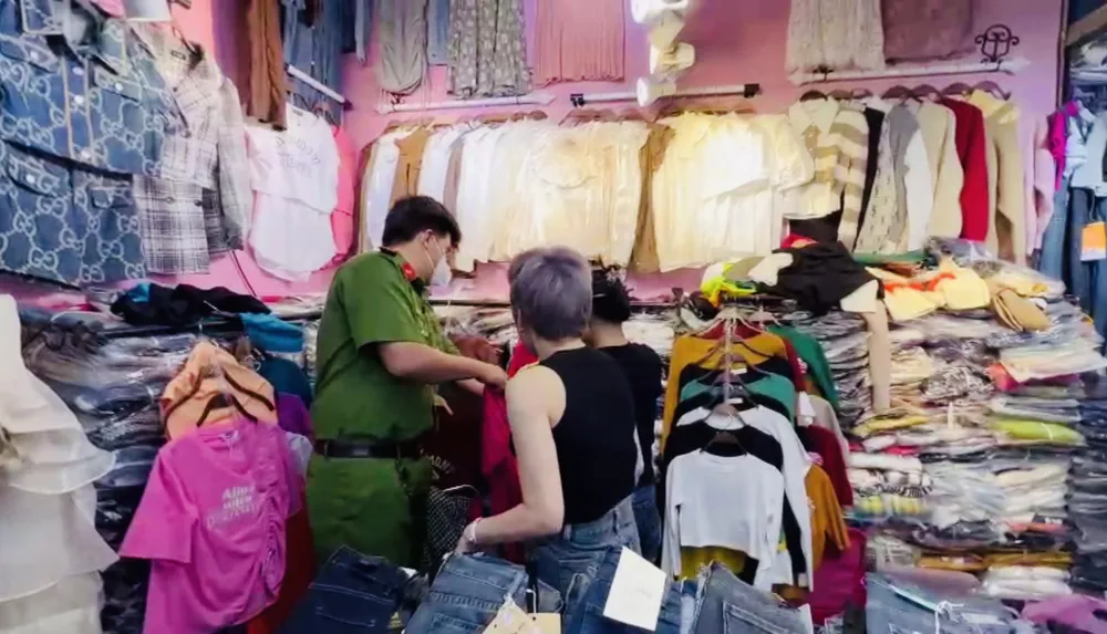 Công an kiểm tra các cơ sở kinh doanh trên địa bàn quận 5 Công an kiểm tra các cơ sở kinh doanh trên địa bàn quận 5