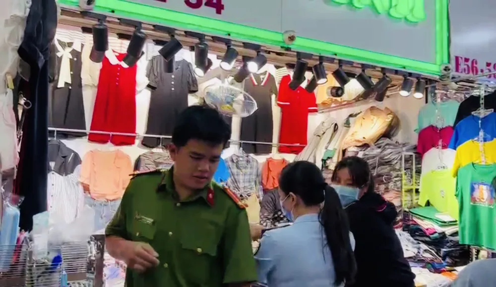 Lực lượng chức năng tạm giữ hơn 26.00 sản phẩm hàng hóa nhập lậu, không rõ nguồn gốc, giả các thương hiệu nổi tiếng Lực lượng chức năng tạm giữ hơn 26.00 sản phẩm hàng hóa nhập lậu, không rõ nguồn gốc, giả các thương hiệu nổi tiếng