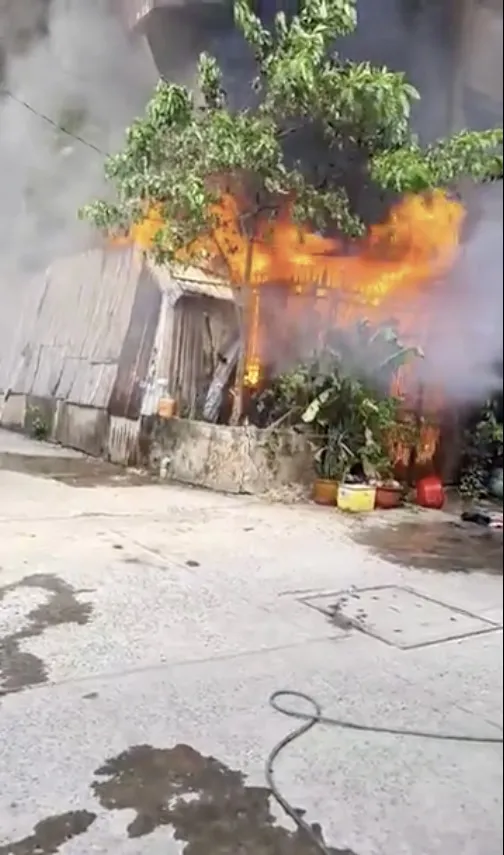 Ngọn lửa bùng cháy kèm khói đen bốc cao