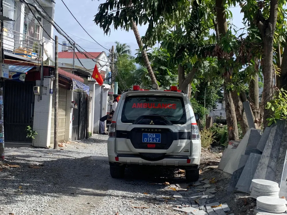 xe cứu thương có mặt ở hiện trường. Ảnh: CHÍ THẠCH xe cứu thương có mặt ở hiện trường. Ảnh: CHÍ THẠCH