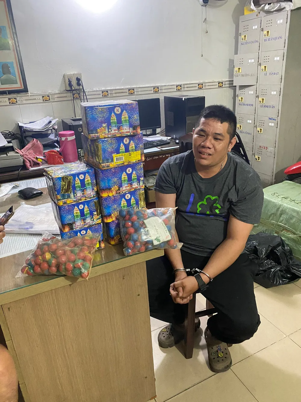 Trình cùng tang vật tại cơ quan công an