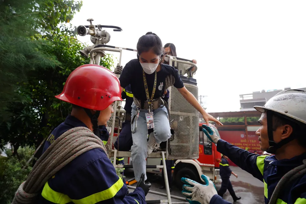 Lực lượng PCCC dùng xe thang tiếp cận chữa cháy và đưa người mắc kẹt ra ngoài an toàn Lực lượng PCCC dùng xe thang tiếp cận chữa cháy và đưa người mắc kẹt ra ngoài an toàn