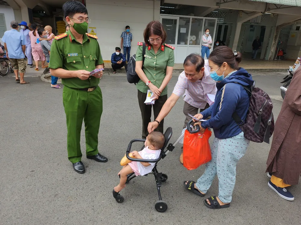 Trao quà cho các bé đang điều trị tại Bệnh viện Ung Bướu TPHCM