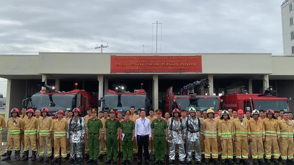 Đoàn kiểm tra chụp ảnh lưu niệm tại Đội cứu hỏa khẩn cấp. Ảnh: CHÍ THẠCH