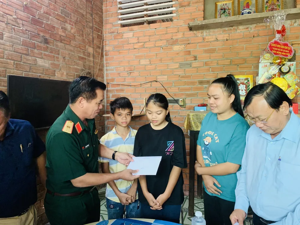 Thiếu tướng Phan Văn Rậm, Phó Tư lệnh Bộ Tư lệnh TPHCM thăm, chúc tết gia đình em Nguyễn Ngọc Anh, là trẻ mồ côi do dịch Covid-19. Ảnh: CHÍ THẠCH Thiếu tướng Phan Văn Rậm, Phó Tư lệnh Bộ Tư lệnh TPHCM thăm, chúc tết gia đình em Nguyễn Ngọc Anh, là trẻ mồ côi do dịch Covid-19. Ảnh: CHÍ THẠCH