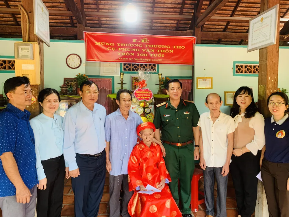 Thiếu tướng Phan Văn Rậm, Phó Tư lệnh Bộ Tư lệnh TPHCM thăm, chúc tết cụ Phùng Văn Thôn. Ảnh: CHÍ THẠCH Thiếu tướng Phan Văn Rậm, Phó Tư lệnh Bộ Tư lệnh TPHCM thăm, chúc tết cụ Phùng Văn Thôn. Ảnh: CHÍ THẠCH