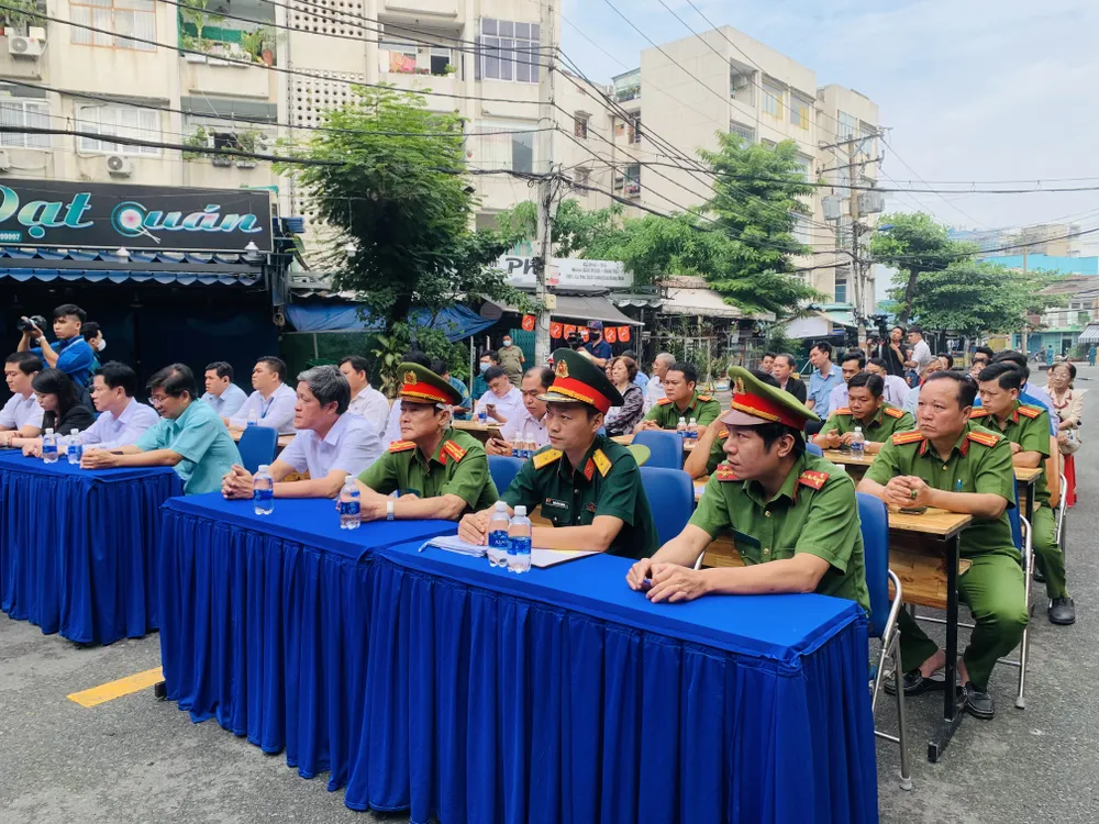 Lãnh đạo Công an quận Tân Phú, UBND quận Tân Phú, Ban Chỉ huy quận sự Quận Tân Phú... tại buổi lễ. Ảnh: CHÍ THẠCH Lãnh đạo Công an quận Tân Phú, UBND quận Tân Phú, Ban Chỉ huy quận sự Quận Tân Phú... tại buổi lễ. Ảnh: CHÍ THẠCH