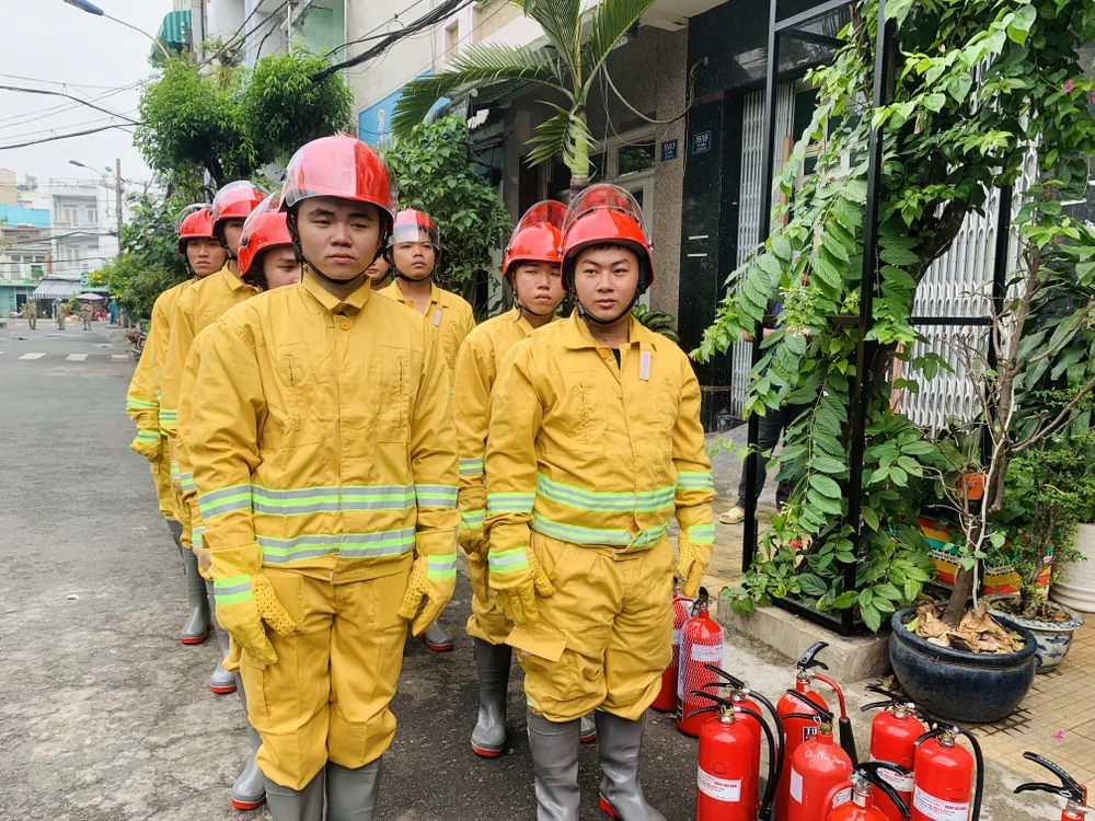 “Tổ phản ứng nhanh lực lượng vũ trang nhân dân trong PCCC-CNCH” với nòng cốt là dân quân thường trực. Ảnh: CHÍ THẠCH “Tổ phản ứng nhanh lực lượng vũ trang nhân dân trong PCCC-CNCH” với nòng cốt là dân quân thường trực. Ảnh: CHÍ THẠCH