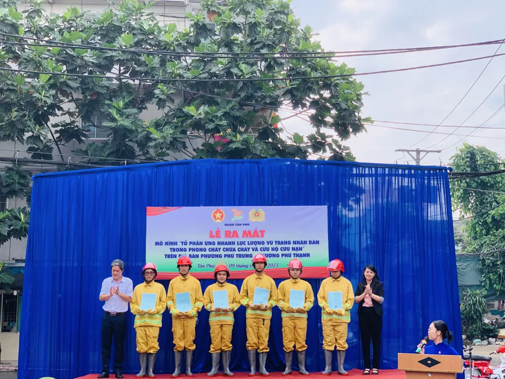 “Tổ phản ứng nhanh lực lượng vũ trang nhân dân trong PCCC-CNCH” với nòng cốt là dân quân thường trực. Ảnh: CHÍ THẠCH “Tổ phản ứng nhanh lực lượng vũ trang nhân dân trong PCCC-CNCH” với nòng cốt là dân quân thường trực. Ảnh: CHÍ THẠCH