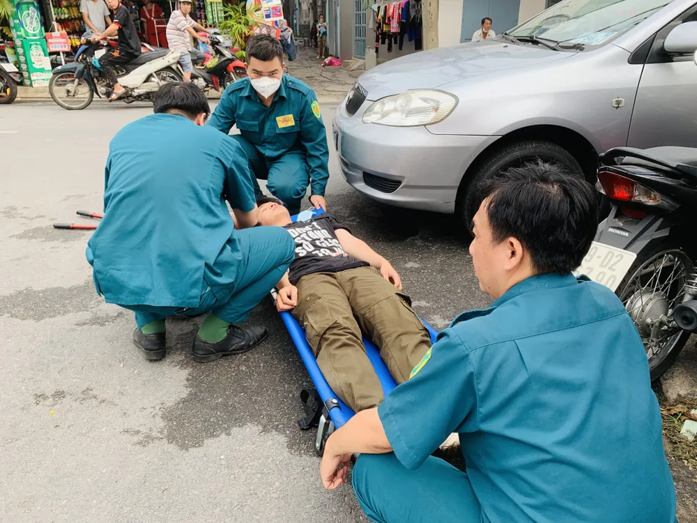 Lực lượng tổ phản ứng nhanh diễn tập sau buổi lễ. Ảnh: CHÍ THẠCH Lực lượng tổ phản ứng nhanh diễn tập sau buổi lễ. Ảnh: CHÍ THẠCH