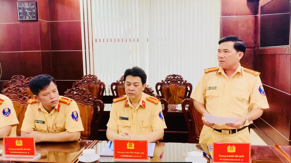 Thượng tá Đoàn Văn Quới, Phó Trưởng Phòng PC08 đã báo cáo thành tích tiêu biểu của lực lượng trong năm 2022. Ảnh: CHÍ THẠCH Thượng tá Đoàn Văn Quới, Phó Trưởng Phòng PC08 đã báo cáo thành tích tiêu biểu của lực lượng trong năm 2022. Ảnh: CHÍ THẠCH