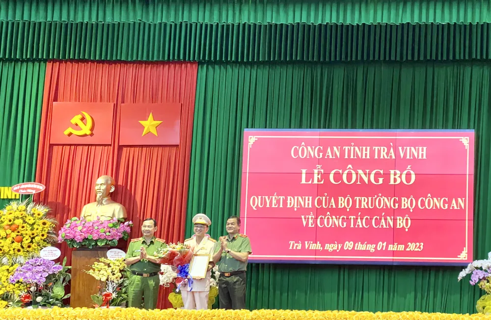 Lãnh đạo Công an TPHCM chúc mừng tân Phó Giám đốc Công an tỉnh Trà Vinh. Ảnh: TRUNG DŨNG Lãnh đạo Công an TPHCM chúc mừng tân Phó Giám đốc Công an tỉnh Trà Vinh. Ảnh: TRUNG DŨNG
