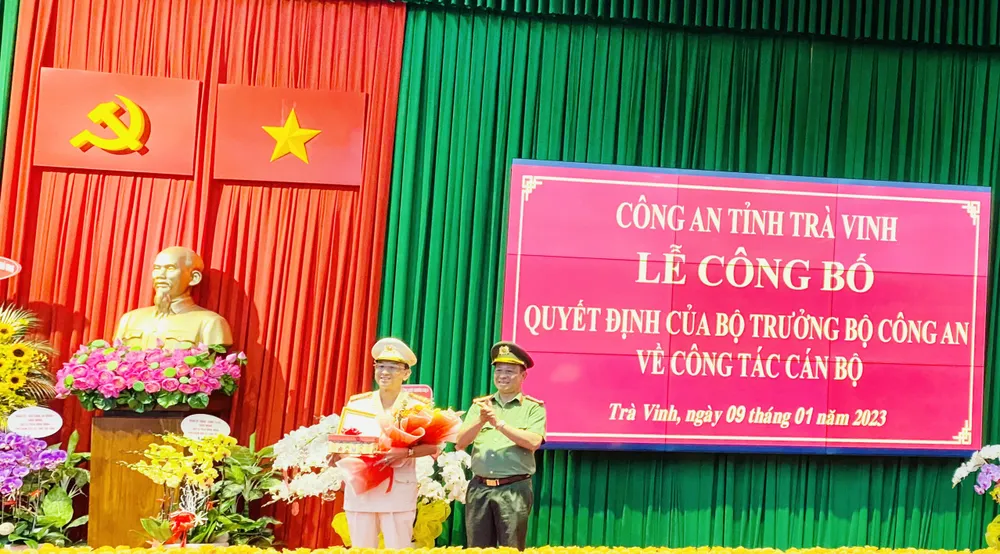 Giám đốc Công an tỉnh Trà Vinh trao quyết định của Bộ trưởng Bộ Công an cho Đại tá Trần Hồng Minh. Ảnh: TRUNG DŨNG Giám đốc Công an tỉnh Trà Vinh trao quyết định của Bộ trưởng Bộ Công an cho Đại tá Trần Hồng Minh. Ảnh: TRUNG DŨNG