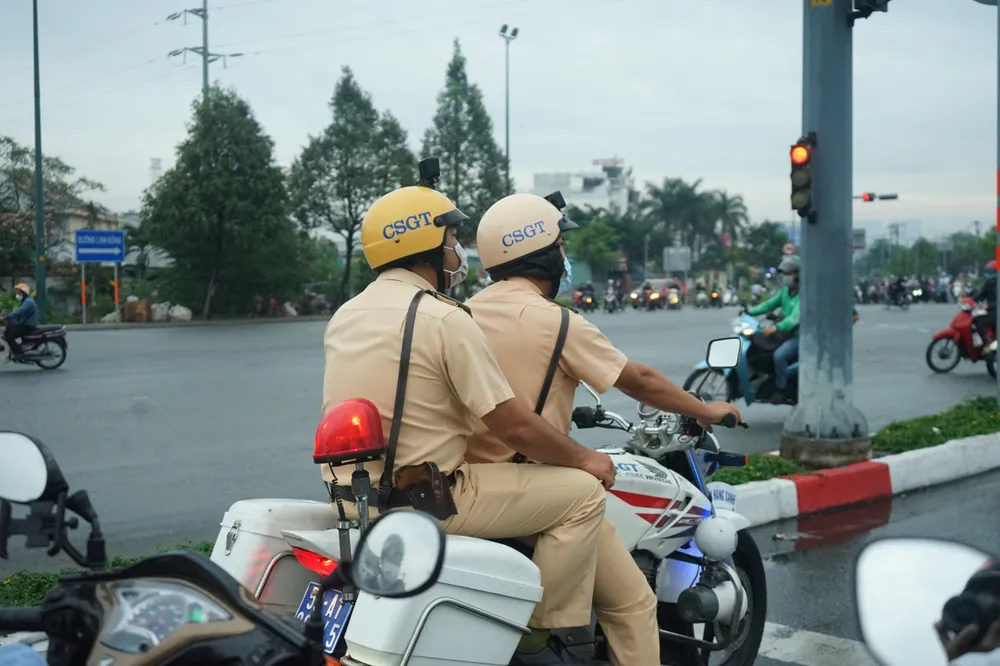 Đội CSGT Hàng Xanh tuần tra kiểm soát xử lý xe ô tô giường nằm lưu thông vào nội thành TPHCM Đội CSGT Hàng Xanh tuần tra kiểm soát xử lý xe ô tô giường nằm lưu thông vào nội thành TPHCM