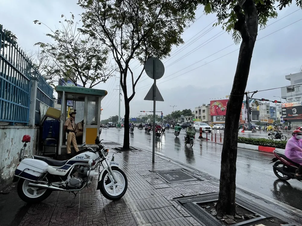 Lực lượng CSGT Đội Hàng Xanh chốt chặn tại ngã tư giao lộ Phạm Văn Đồng - Phan Văn Trị Lực lượng CSGT Đội Hàng Xanh chốt chặn tại ngã tư giao lộ Phạm Văn Đồng - Phan Văn Trị