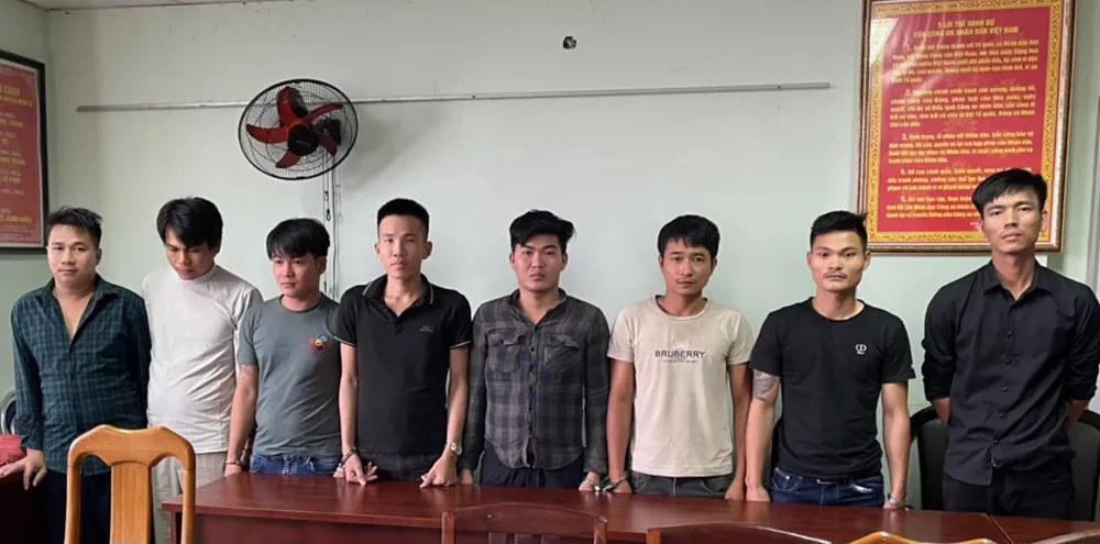 Nhóm đối tượng tại cơ quan công an. Ảnh: CHÍ THẠCH