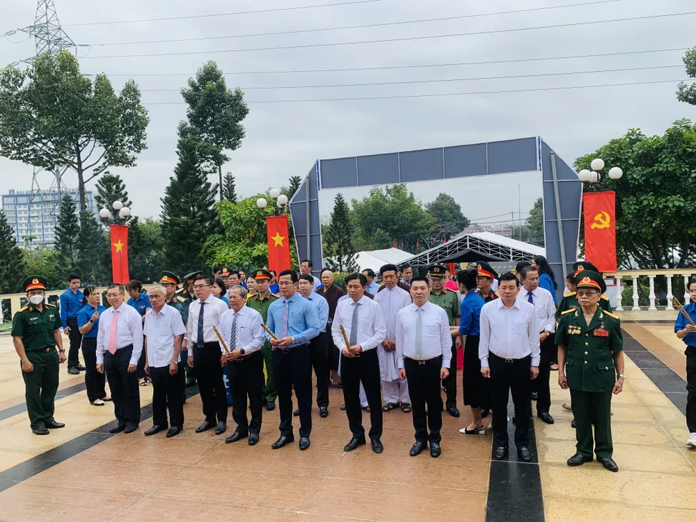 Các đại biểu đã cùng dâng hương, dâng hoa tưởng niệm các anh hùng liệt sĩ dâng hương, dâng hoa tưởng nhớ các thế hệ đồng chí, đồng bào đã anh dũng hy sinh. Ảnh: CHÍ THẠCH