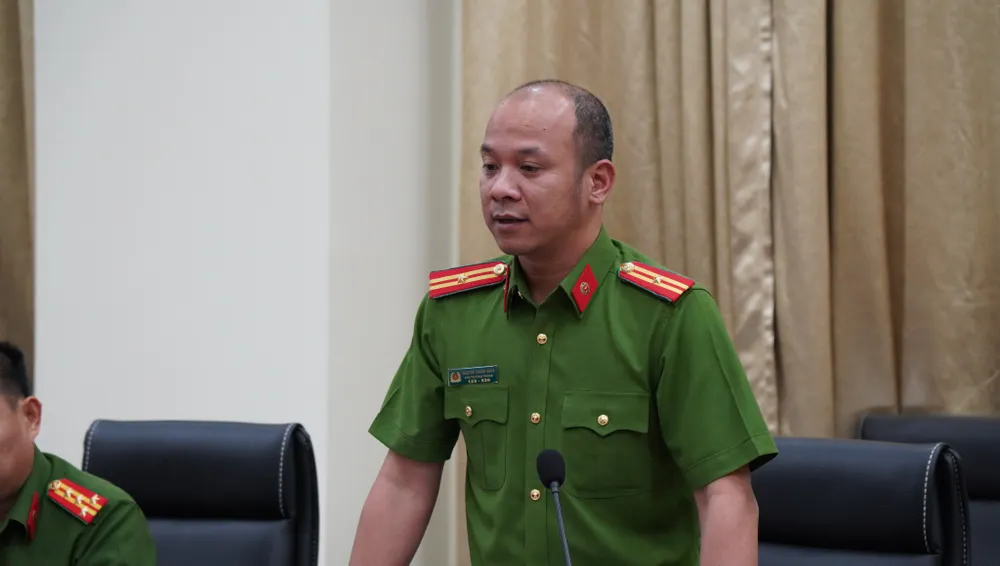 Thiếu tá Nguyễn Thành Hưng, Phó Phòng PC02, Công an TPHCM cung cấp thông tin tại buổi họp báo. Ảnh: CHÍ THẠCH Thiếu tá Nguyễn Thành Hưng, Phó Phòng PC02, Công an TPHCM cung cấp thông tin tại buổi họp báo. Ảnh: CHÍ THẠCH