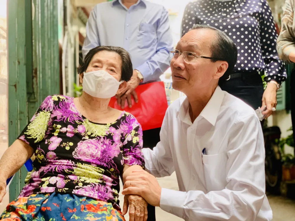 Trưởng Ban Nội chính Thành ủy TPHCM thăm, chúc tết gia đình bà Lý Tố Nữ. Ảnh: CHÍ THẠCH Trưởng Ban Nội chính Thành ủy TPHCM thăm, chúc tết gia đình bà Lý Tố Nữ. Ảnh: CHÍ THẠCH