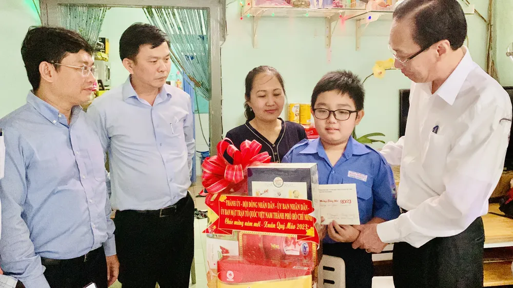 Trưởng Ban Nội chính Thành ủy TPHCM thăm và chúc tết gia đình em Nguyễn Hoàng Trung. Ảnh: CHÍ THẠCH Trưởng Ban Nội chính Thành ủy TPHCM thăm và chúc tết gia đình em Nguyễn Hoàng Trung. Ảnh: CHÍ THẠCH