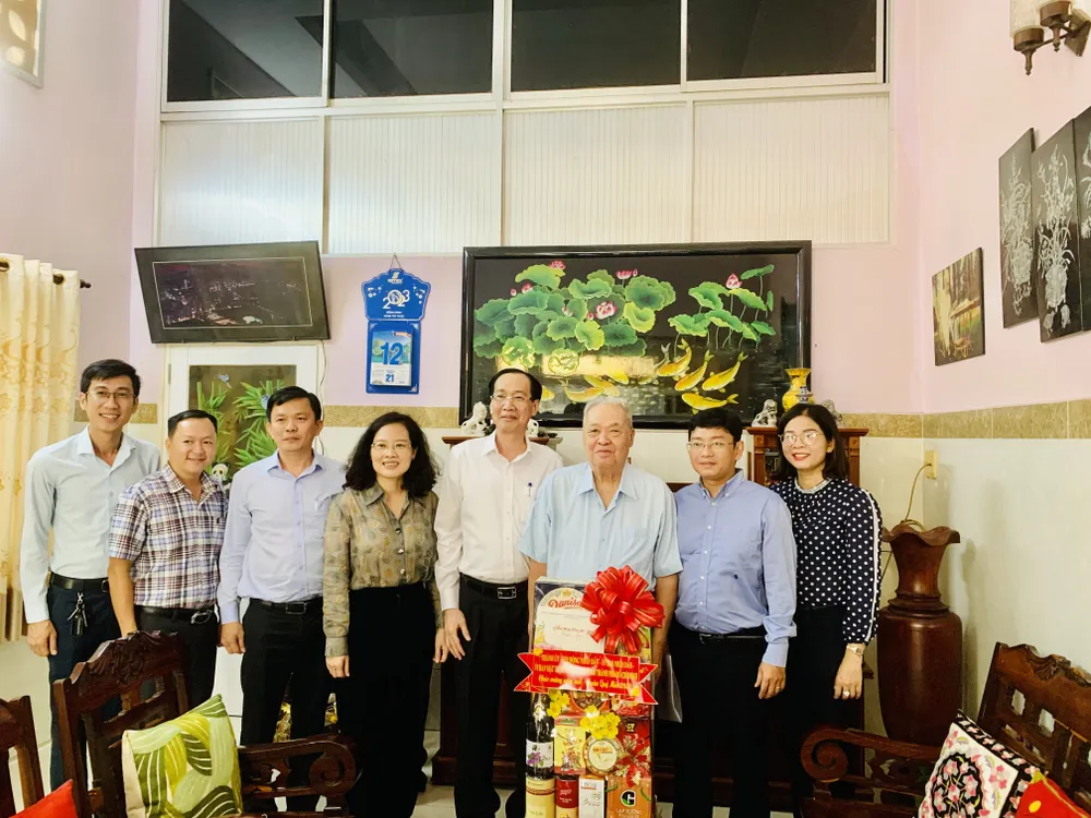 Đoàn trao quà và chúc tết gia đình ông Nguyễn Thành Nam. Ảnh: CHÍ THẠCH Đoàn trao quà và chúc tết gia đình ông Nguyễn Thành Nam. Ảnh: CHÍ THẠCH