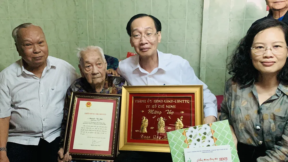 Đoàn tới thăm và trao tặng thiếp mừng thọ cụ Nguyễn Thị Anh. Ảnh: CHÍ THẠCH Đoàn tới thăm và trao tặng thiếp mừng thọ cụ Nguyễn Thị Anh. Ảnh: CHÍ THẠCH