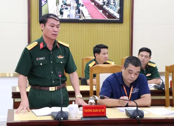 Lãnh đạo Trường Quân sự Quân khu 7 phát biểu trình bày tại buổi làm việc ngày 12-1. Ảnh: TRẦN YÊN Lãnh đạo Trường Quân sự Quân khu 7 phát biểu trình bày tại buổi làm việc ngày 12-1. Ảnh: TRẦN YÊN