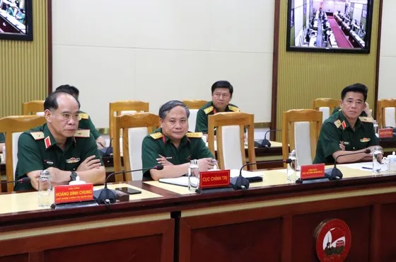 Thiếu tướng Hoàng Đình Chung, Chủ nhiệm Chính trị Quân khu tham dự buổi làm việc ngày 12-1. Ảnh: TRẦN YÊN Thiếu tướng Hoàng Đình Chung, Chủ nhiệm Chính trị Quân khu tham dự buổi làm việc ngày 12-1. Ảnh: TRẦN YÊN