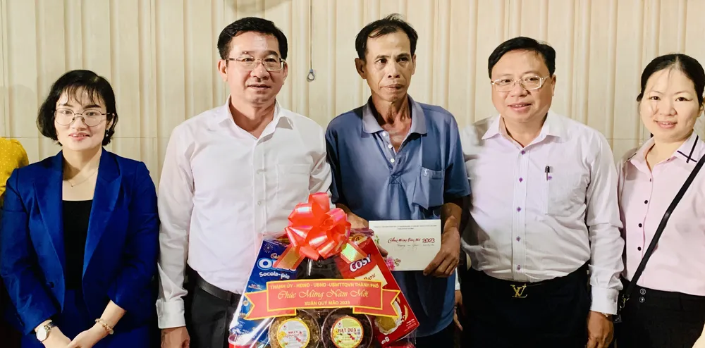 Chủ nhiệm Ủy ban Kiểm tra Thành ủy TPHCM Dương Ngọc Hải đến thăm, chúc tết gia đình Mẹ Việt Nam Anh hùng Nhan Thị Hía. Ảnh: CHÍ THẠCH Chủ nhiệm Ủy ban Kiểm tra Thành ủy TPHCM Dương Ngọc Hải đến thăm, chúc tết gia đình Mẹ Việt Nam Anh hùng Nhan Thị Hía. Ảnh: CHÍ THẠCH