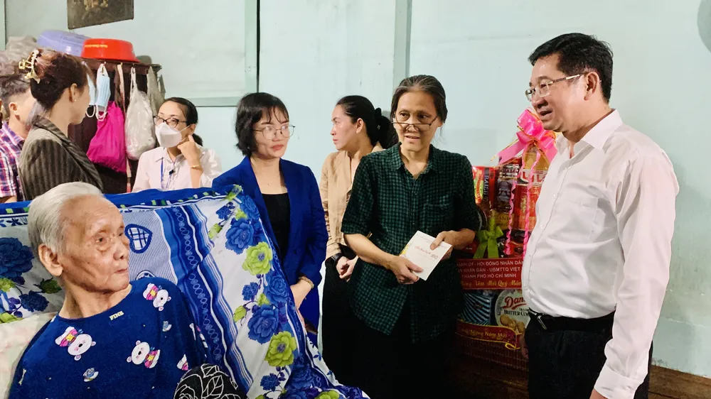 Chủ nhiệm Ủy ban Kiểm tra Thành ủy TPHCM chúc cụ Bùi Thị Dương luôn mạnh khoẻ, sống lâu và vui khỏe cùng con cháu. Ảnh: CHÍ THẠCH Chủ nhiệm Ủy ban Kiểm tra Thành ủy TPHCM chúc cụ Bùi Thị Dương luôn mạnh khoẻ, sống lâu và vui khỏe cùng con cháu. Ảnh: CHÍ THẠCH