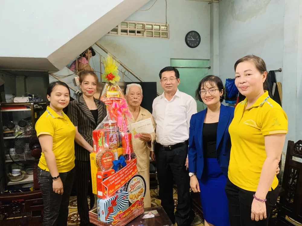 Chủ nhiệm Ủy ban Kiểm tra Thành ủy TPHCM chúc ông Lê Hữu Nghĩa sống vui, sống khỏe, gia đình và làm điểm tựa để con cháu noi theo. Ảnh: CHÍ THẠCH Chủ nhiệm Ủy ban Kiểm tra Thành ủy TPHCM chúc ông Lê Hữu Nghĩa sống vui, sống khỏe, gia đình và làm điểm tựa để con cháu noi theo. Ảnh: CHÍ THẠCH