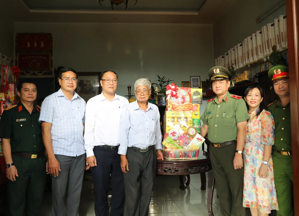 Thiếu tướng Lê Hồng Nam thăm, chúc tết các gia đình chính sách Thiếu tướng Lê Hồng Nam thăm, chúc tết các gia đình chính sách