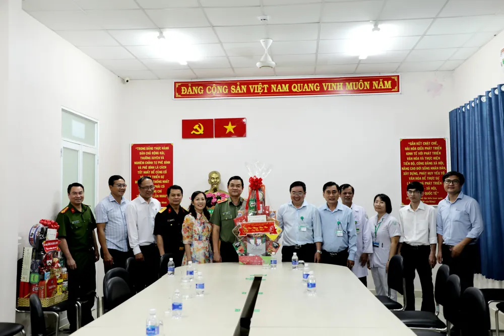 Giám đốc Công an TPHCM thăm, chúc tết Bệnh viện quận 12 Giám đốc Công an TPHCM thăm, chúc tết Bệnh viện quận 12