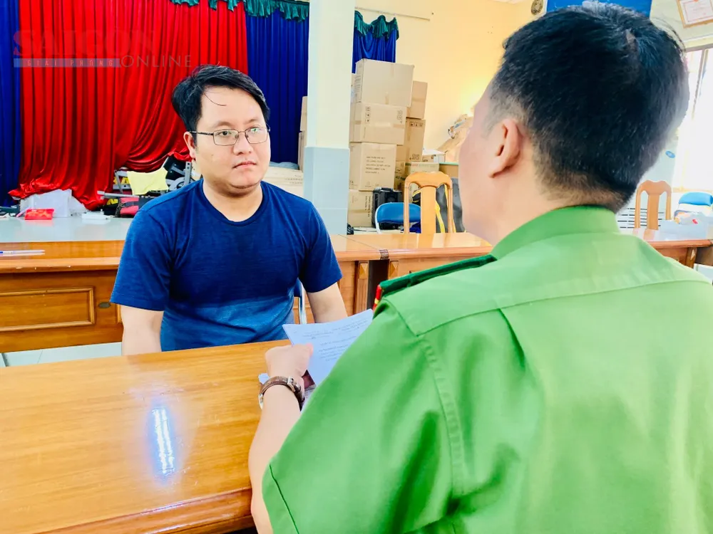 Công an lấy lời khai với Hiếu. Ảnh: CHÍ THẠCH Công an lấy lời khai với Hiếu. Ảnh: CHÍ THẠCH