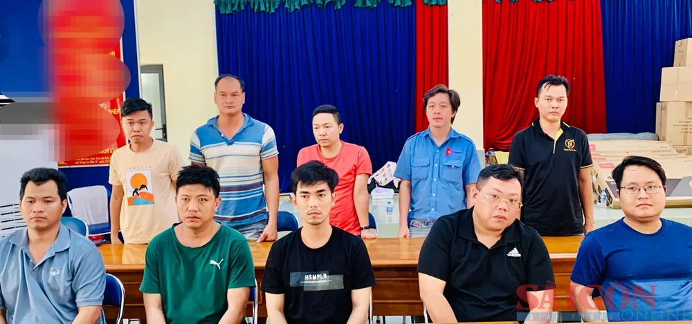 Nhóm đối tượng tại cơ quan công an. Ảnh: CHÍ THẠCH Nhóm đối tượng tại cơ quan công an. Ảnh: CHÍ THẠCH