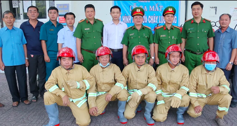 Lãnh đạo Phòng, P07 (Công an TPHCM), Công an quận 8 tại lễ ra mắt. Ảnh: P.Nam