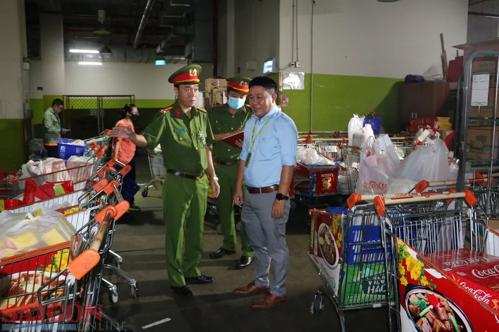 Đoàn công tác Công an TPHCM kiểm tra PCCC tại Trung tâm thương mại SC Vivo City. Ảnh: M.N