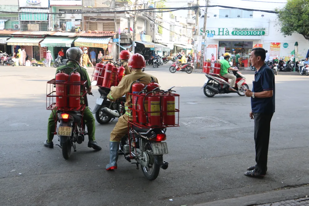Xe máy chữa cháy lưu động được thiết kế gọn nhẹ với mỗi xe gồm từ 4 đến 6 bình chữa cháy. Ảnh: P.Nam