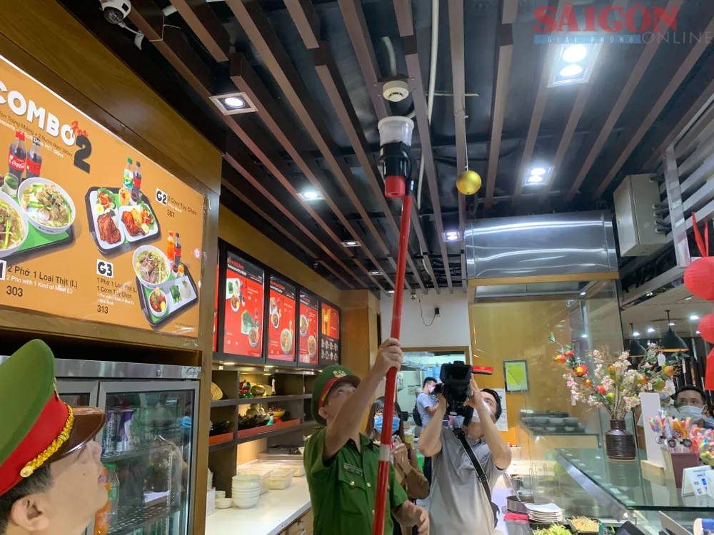 Đoàn công tác của Công an TPHCM kiểm tra các quy định về đảm bảo an toàn PCCC, an toàn sử dụng điện của các đơn vị đang hoạt động ở nhà ga hành khách. Ảnh: CHÍ THẠCH Đoàn công tác của Công an TPHCM kiểm tra các quy định về đảm bảo an toàn PCCC, an toàn sử dụng điện của các đơn vị đang hoạt động ở nhà ga hành khách. Ảnh: CHÍ THẠCH