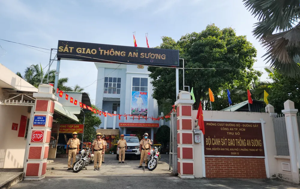 Các trạm, Đội thuộc CSGT TPHCM đồng loạt ra quân đảm bảo trật tự an toàn giao thông giúp người dân về quê, cũng như vui xuân đón Tết ở TPHCM được an toàn, thông suốt từ chiều 19-1 tức 28 Tết Nguyên đán). Các trạm, Đội thuộc CSGT TPHCM đồng loạt ra quân đảm bảo trật tự an toàn giao thông giúp người dân về quê, cũng như vui xuân đón Tết ở TPHCM được an toàn, thông suốt từ chiều 19-1 tức 28 Tết Nguyên đán).