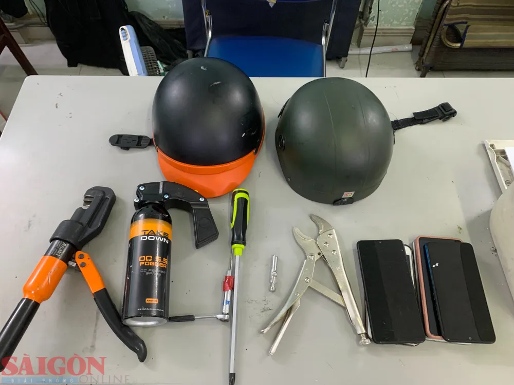 Bình xịt hơi cay, kiềm... thu giữ. Ảnh: CHÍ THẠCH Bình xịt hơi cay, kiềm... thu giữ. Ảnh: CHÍ THẠCH