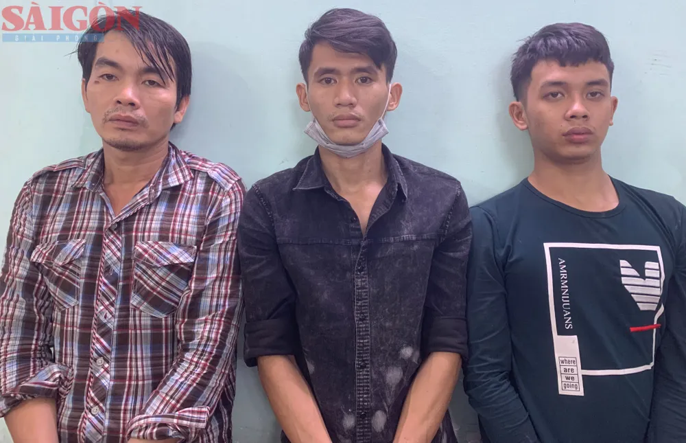 Nhóm đối tượng gồm: Quang, Hiền, Thanh (từ trái qua phải) tại cơ quan công an. Ảnh: CHÍ THẠCH Nhóm đối tượng gồm: Quang, Hiền, Thanh (từ trái qua phải) tại cơ quan công an. Ảnh: CHÍ THẠCH