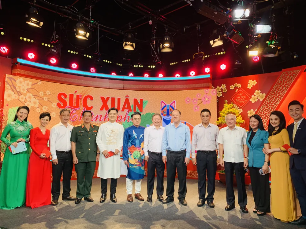 Đoàn chụp hình lưu niệm cùng các biên tập viên, phóng viên làm việc tối 30 Tết Nguyên đán. Ảnh: CHÍ THẠCH Đoàn chụp hình lưu niệm cùng các biên tập viên, phóng viên làm việc tối 30 Tết Nguyên đán. Ảnh: CHÍ THẠCH