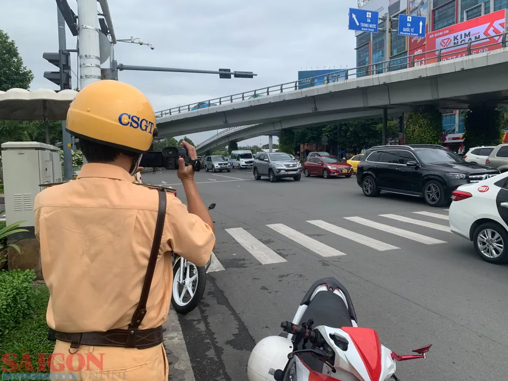 Từ 1-12-2022 đến nay, lực lượng CSGT TPHCM đã phát hiện và xử lý 2.239 phương tiện vi phạm. Ảnh: CHÍ THẠCH Từ 1-12-2022 đến nay, lực lượng CSGT TPHCM đã phát hiện và xử lý 2.239 phương tiện vi phạm. Ảnh: CHÍ THẠCH