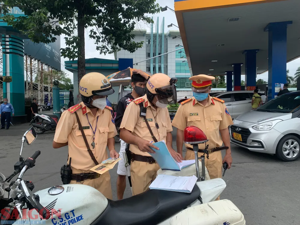 CSGT TPHCM lập biên bản với một trường hợp vi phạm giao thông. Ảnh: CHÍ THẠCH CSGT TPHCM lập biên bản với một trường hợp vi phạm giao thông. Ảnh: CHÍ THẠCH