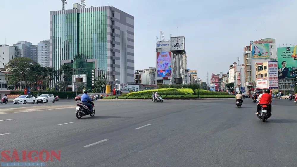 Vòng xoay Nguyễn Bỉnh Khiêm giáp quận 1 và quận Bình Thạnh sáng mùng 1 tết. Ảnh: CHÍ THẠCH
