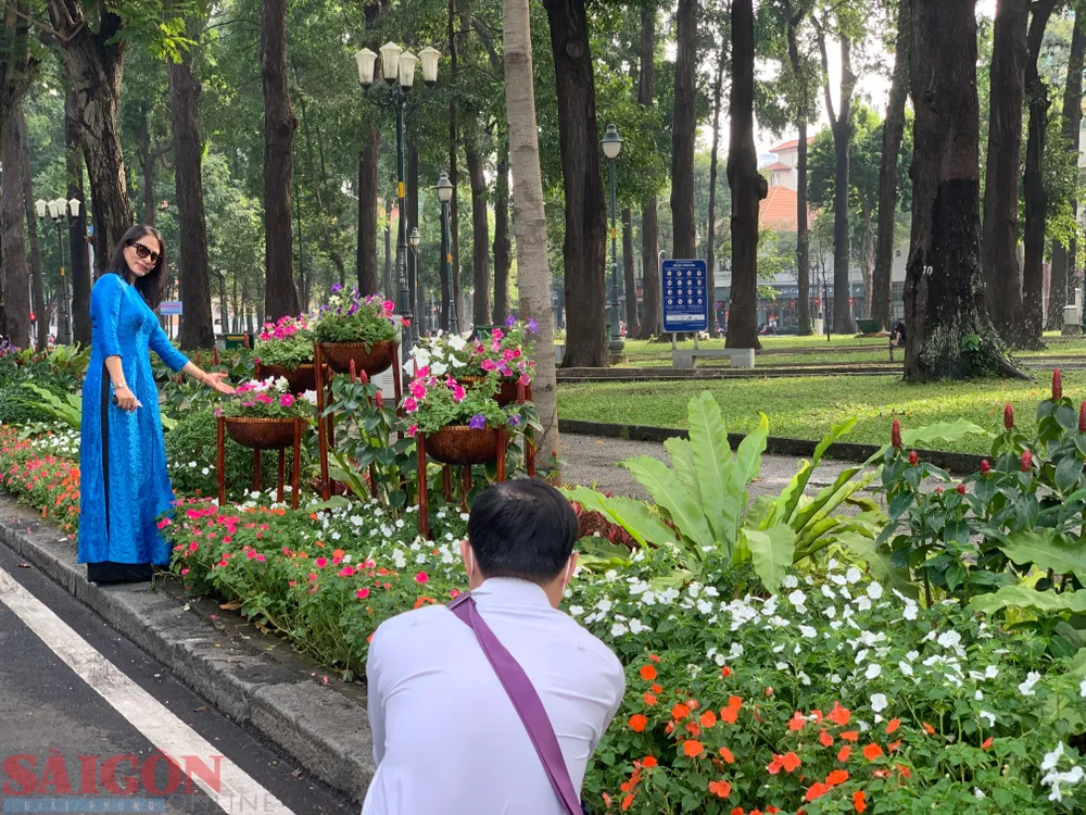 Người dân chụp ảnh tại Công viên Thống Nhất, quận 1. Ảnh: CHÍ THẠCH