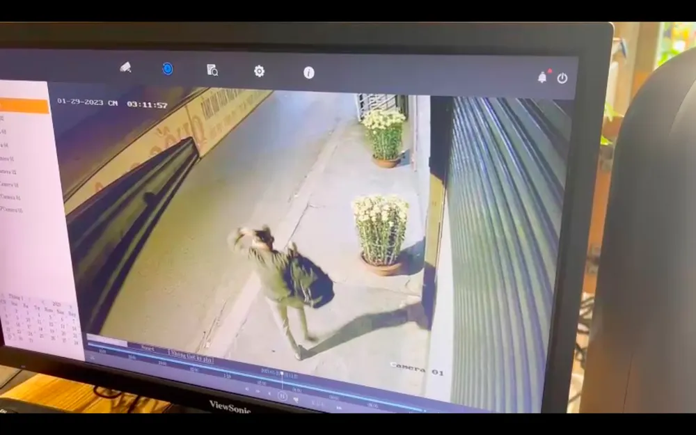 Nu rời khỏi tiệm vàng